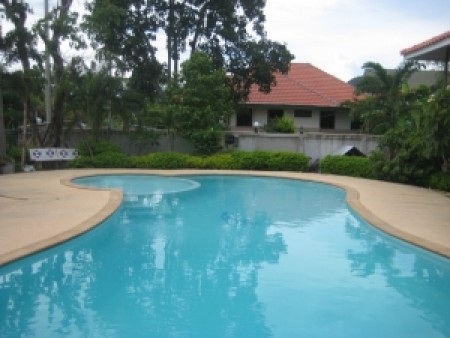 Quiet compound with 3 houses and resort-style pool