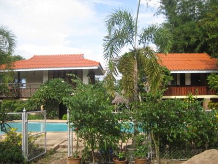 Quiet compound with 3 houses and resort-style pool