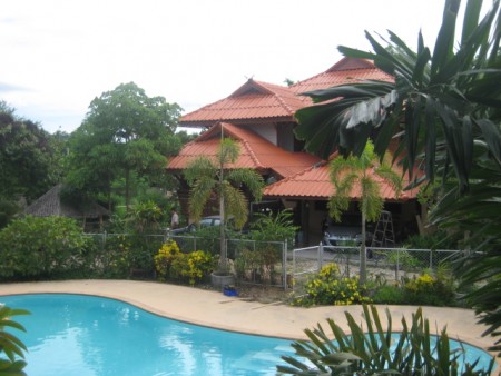 Quiet compound with 3 houses and resort-style pool