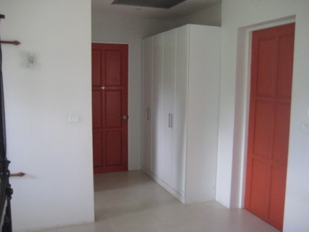 Unique one-level villa with pool, very private and central location