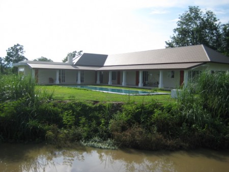 Unique one-level villa with pool, very private and central location