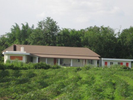 Unique one-level villa with pool, very private and central location