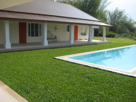 Unique one-level villa with pool, very private and central location
