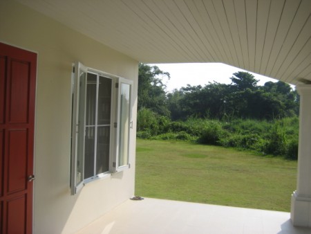 Unique one-level villa with pool, very private and central location
