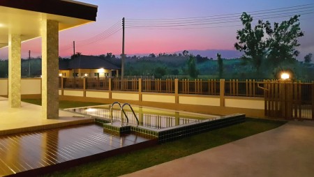 Newly-built 3-Bd house with pool in up-scale development