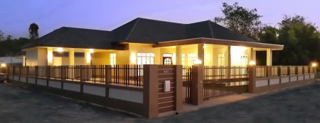 Newly-built 3-Bd house with pool in up-scale development