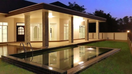 Newly-built 3-Bd house with pool in up-scale development