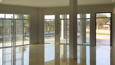 Newly-built 3-Bd house with pool in up-scale development