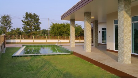 Newly-built 3-Bd house with pool in up-scale development