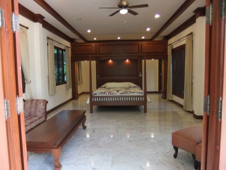 Luxury 5-Bd Villa built into a  hill, great views and location