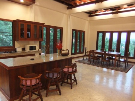 Luxury 5-Bd Villa built into a  hill, great views and location