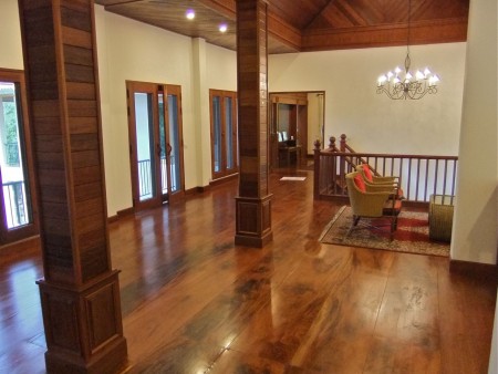 Luxury 5-Bd Villa built into a  hill, great views and location