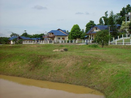 Plots for sale in small, well-run Development