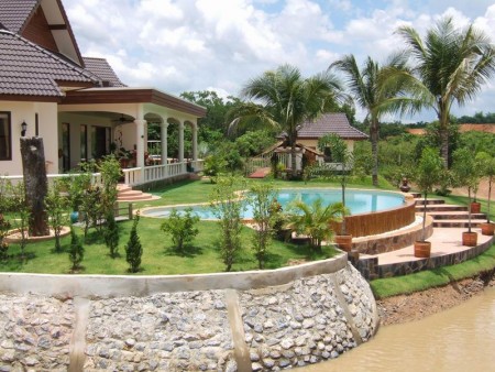 Plots for sale in small, well-run Development