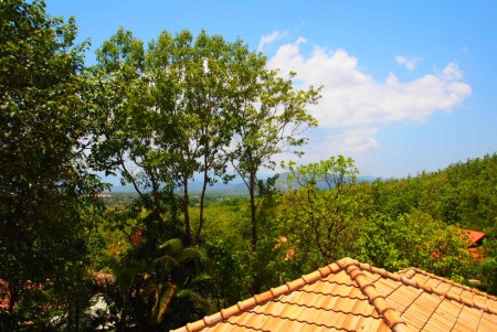 Large house in up-scale development, lovely views