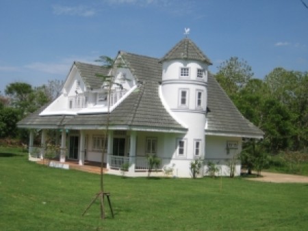 Renovated Victorian-style home, lovely garden