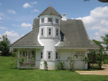 Renovated Victorian-style home, lovely garden